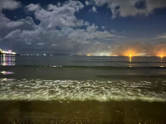夜晚的海滩-图片来源编辑网