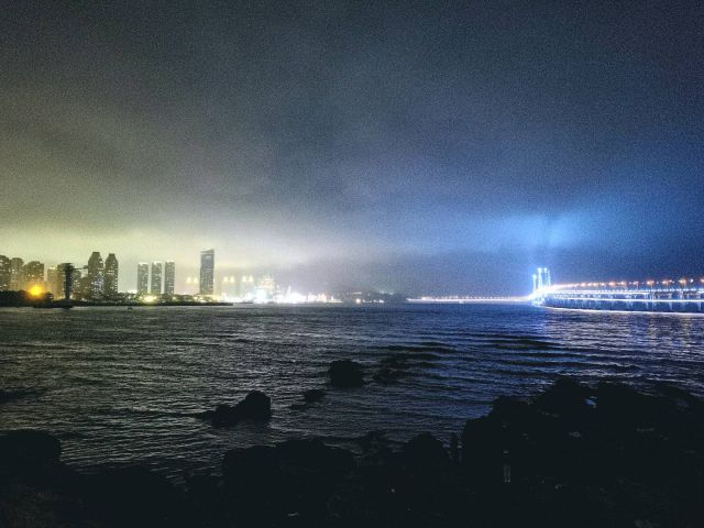 大连夜晚海滩-图片来源编辑网