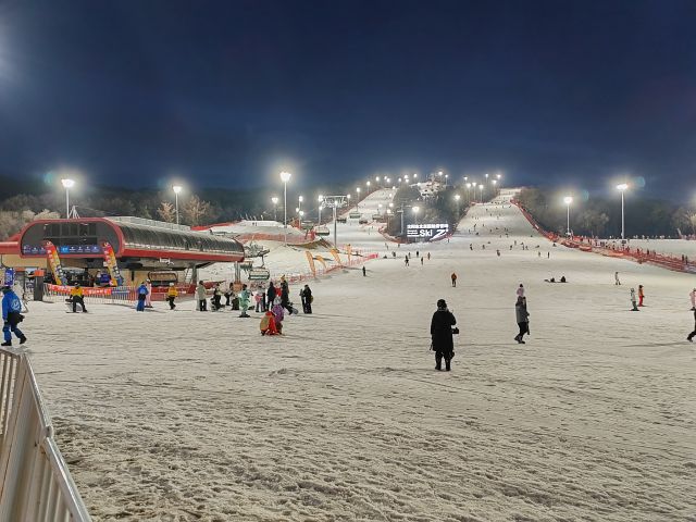 东北亚滑雪场夜景-图片来源编辑网