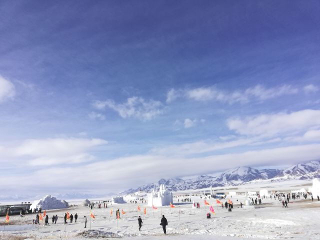 新疆赛里木湖冬季风景雪雕-图片来源编辑网