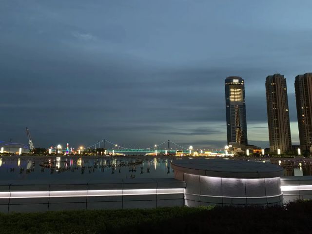 夜晚的星海广场-图片来源编辑网