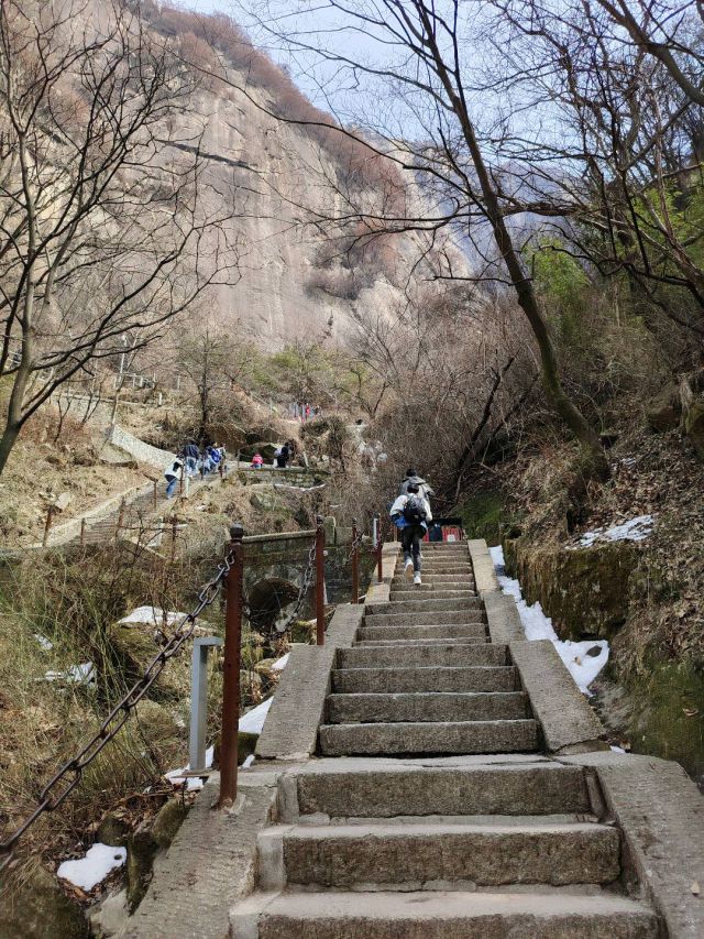 华山-图片来源编辑网