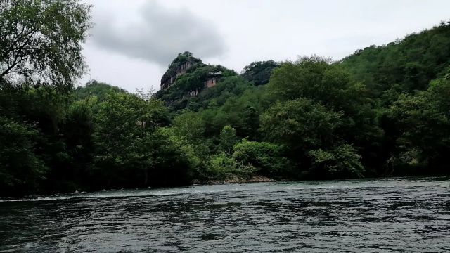 武夷山九曲溪坐竹筏-图片来源编辑网