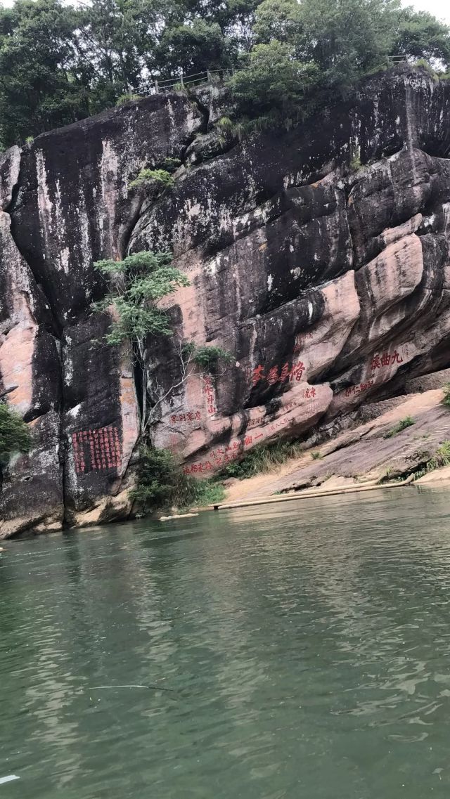 武夷山九曲溪坐竹筏-图片来源编辑网