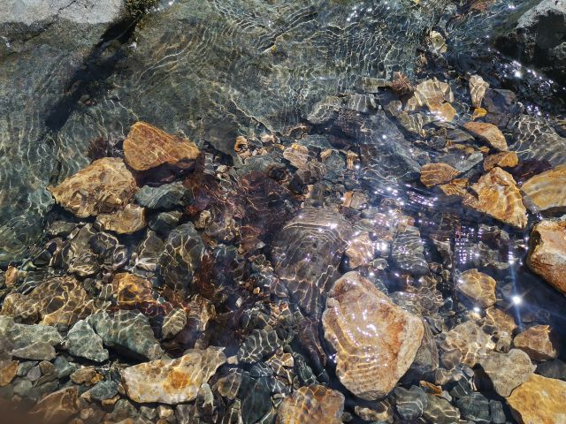 山泉流水-图片来源编辑网